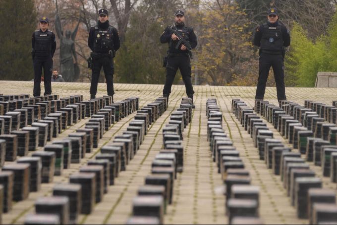 Spanische Polizisten stehen vor beschlagnahmten Kokain-Paketen. Spanien