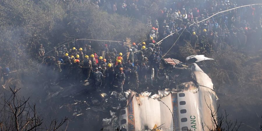 72 Menschen starben Anfang Januar 2023 beim Absturz eines Passagierflugzeugs, das sich im Landeanflug auf den Pakhora International Airport in Nepal befunden hatte. (Archivbild)