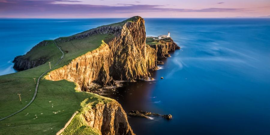 Luftaufnahme Sonnenuntergang am Leuchtturm Schottland