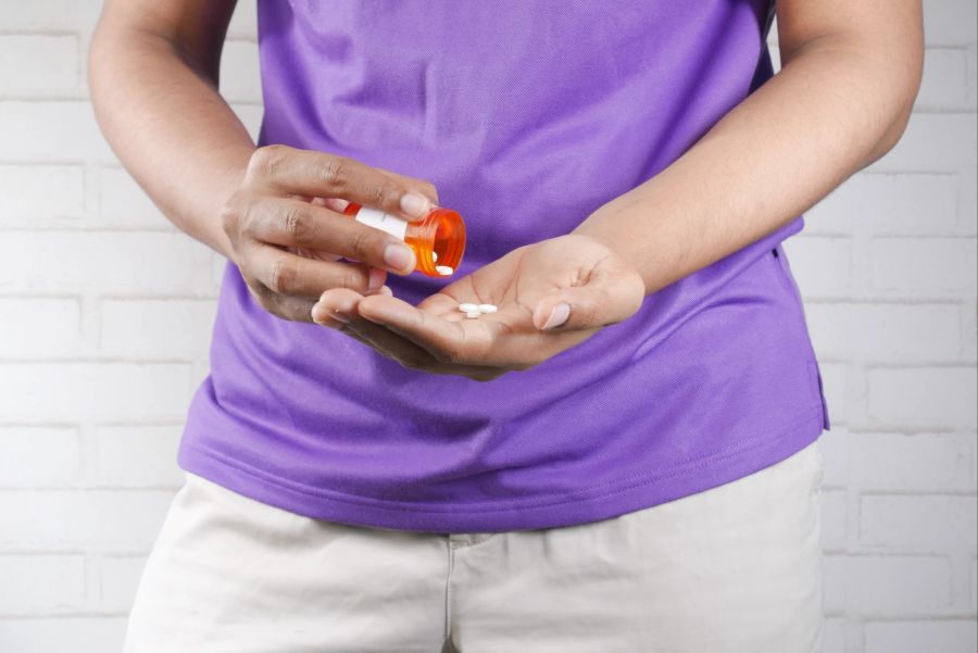 Tabletten Hände Jugendlicher lila