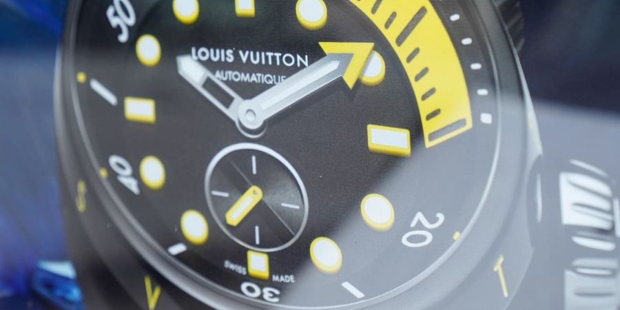 Das Unternehmen LVMH stellt seine eigenen Uhren her und führt auch andere Luxusuhrenmarken.