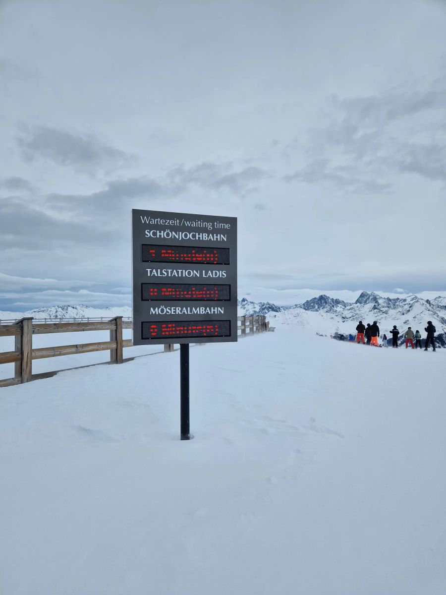 Darauf werden die Skifahrer über die Lift-Wartezeiten bei den möglichen Abfahrten informiert.