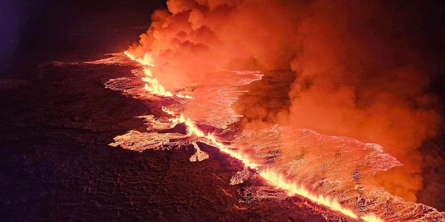 Magma strömt bei einem vergangenen vulkanischen Ausbruch in der Nähe von Grindavík aus einer Erdspalte.