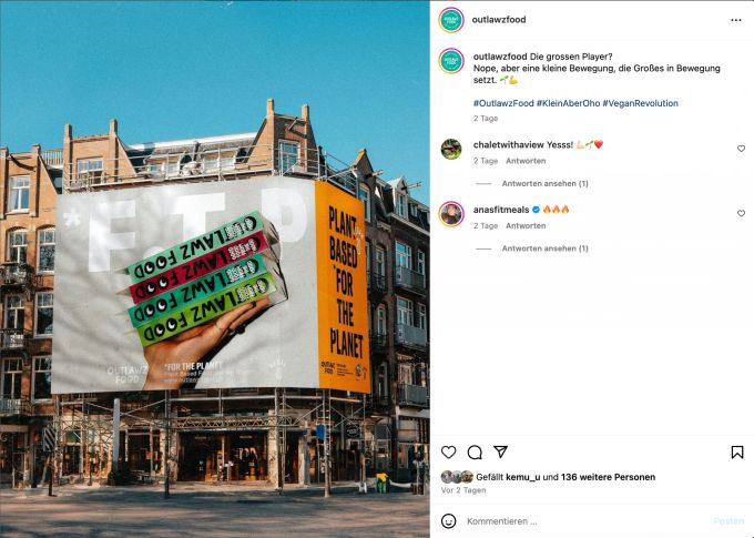 Geht nicht, gibt's nicht: Als Schmid mit seinem Foodtruck angefangen hat, konnte er sich wohl noch nicht erträumen, dass die Produkte seiner Firma auf einem riesigen Werbeplakat abgebildet sein werden. Vegan Plakat