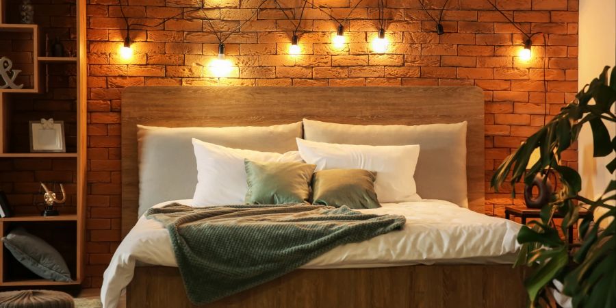 Das passende Licht lässt den Schlafbereich romantisch und gemütlich wirken.