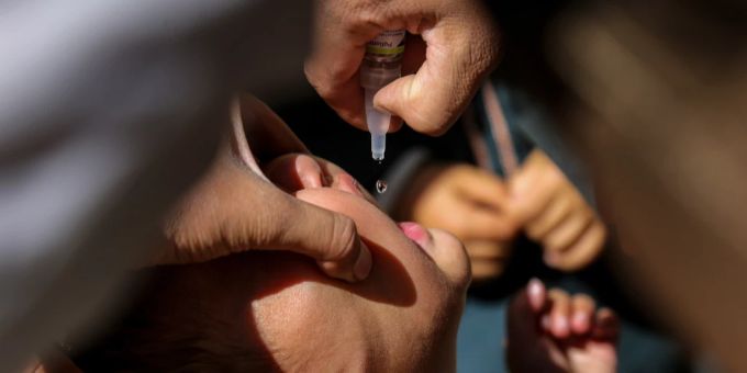 Ein afghanisches Kind erhält eine Impfung gegen das Poliovirus. Afghanistan Polio