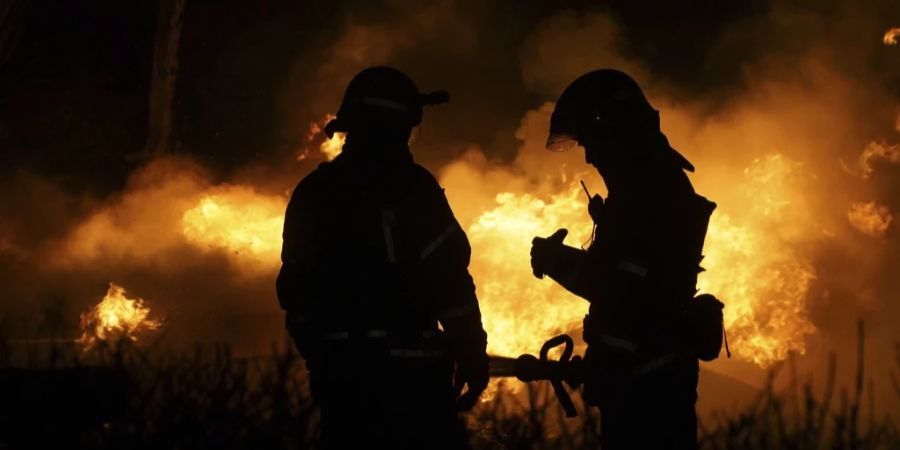 Feuerwehrleute vor Feuer