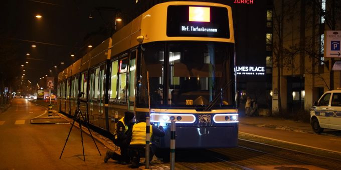 Stadt Zürich - Tram kollidiert mit Frau – lebensbedrohlich verletzt