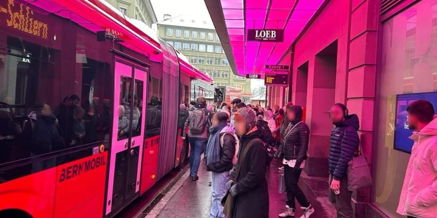 Endlich kommt der Bus durch: Pendlerin Priscilla H. kommt am besagten Tag aber 17 Minuten zu spät ins Büro.