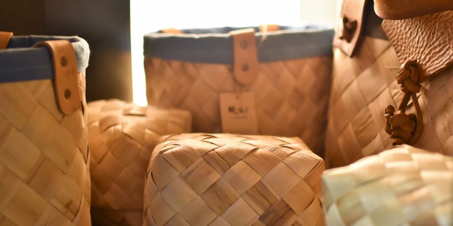 Eine Woven Bag kann auch zur Heimat für Ihre Wohnzimmer-Decken werden.
