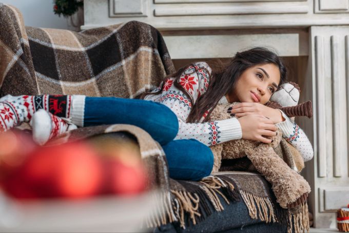 Einmal da, hilft gegen Frostbeulen an den Füssen vor allem: angenehme Wärme. Die darf dann auch ruhig schön aussehen. Frau Sofa Wolle Decke Socken