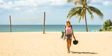 Frau Palmen Strand Alleinreisende