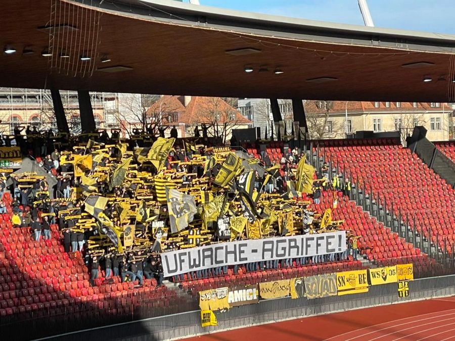 Aus der Hauptstadt sind viele Gästefans nach Zürich mitgereist. Ihre Forderung an die Mannschaft: Aufwachen und Angreifen!