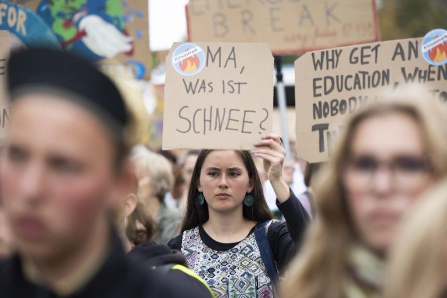 Eine Demonstrantin fragt sich: «Ma, was ist Schnee?».