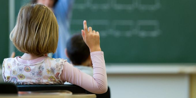 Manche hochbegabte Kinder fühlen sich in der Regelschule unterfordert. Hochbegabte Kinder