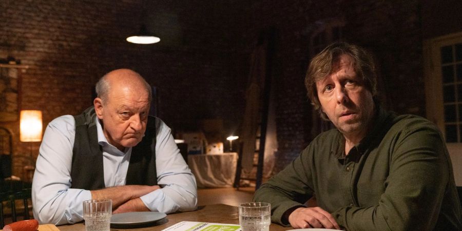 Wilsberg (Leonard Lansink, l) und Ekki (Oliver Korittke, r) an einem Tisch: Der Krimi aus Münster machte das Rennen um die beste Quote am Samstag.