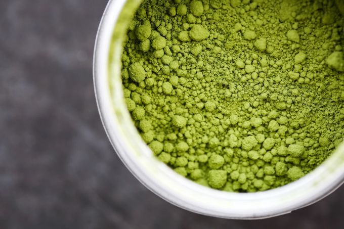 Matcha wird oft als «Superfood» bezeichnet. Doch das Grüntee-Pulver kann Aluminium enthalten. Zu viel davon sollte man deshalb besser nicht ins Glas rühren. Matcha Pulver Grüntee Behälter