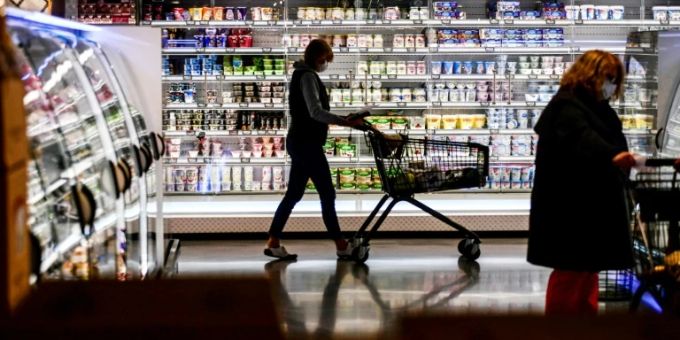 Kundinnen in einem Supermarkt Kundinnen in einem Supermarkt