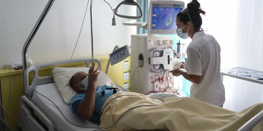 Hitzewellen können Patientinnen und Patienten mit chronischen Herzproblemen besonders zusetzen. (Archivbild)