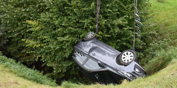 Der Lenker wurde mit Verletzungen von einem Rettungshelikopter in das Spital geflogen.