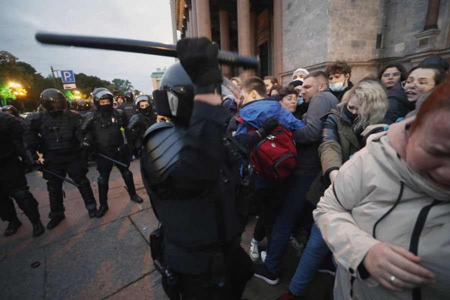 Russische Polizisten schlagen am Sonntag, 25. September, gewaltsam einen Protest gegen die Mobilisierung im Ukraine-Krieg in St. Petersburg nieder.