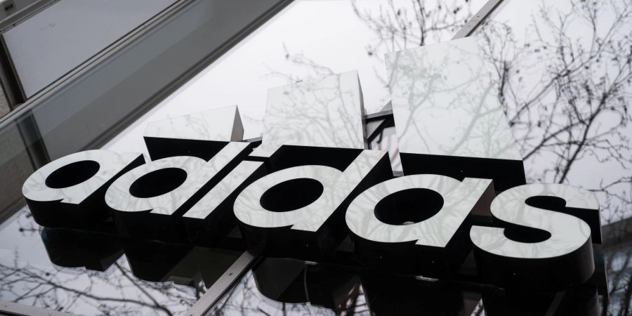 Adidas hat wegen der Probleme in China und der zuletzt schleppenden Nachfrage die Prognose für 2022 gesenkt.