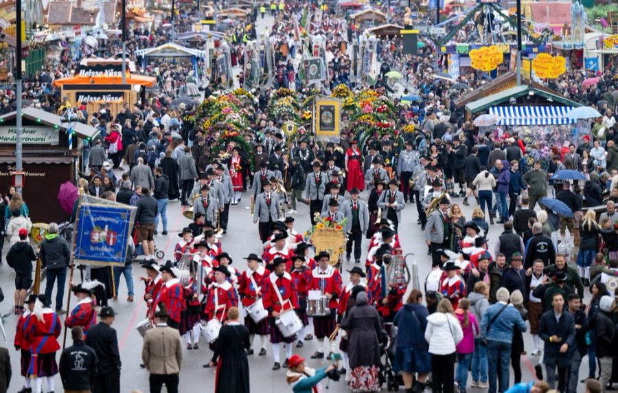 Trachtengruppen nehmen am traditionellen Trachten- und Schützenzug auf dem Oktoberfest teil.