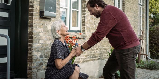 Charly Hübner als Ingwer und Hildegard Schmahl als Ella in einer Szene des Films «Mittagsstunde». Mittagsstunde