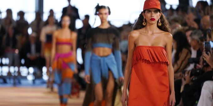 Ein Model trägt die Spring/Summer-2023-Kollektion von Etro. etro