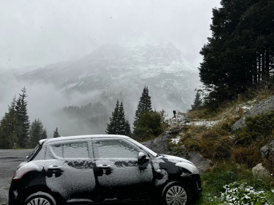 Auch weiter unten am Sustenpass wurden bereits Autos eingeschneit.