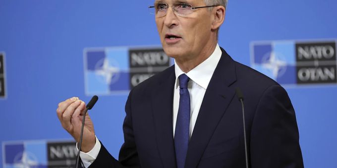 Jens Stoltenberg, Nato-Generalsekretär, spricht während einer Pressekonferenz im Nato-Hauptquartier. Foto: Olivier Matthys/AP/dpa stoltenberg
