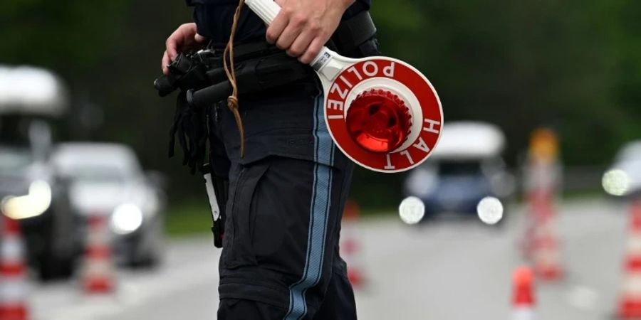 Polizist bei einer Verkehrskontrolle