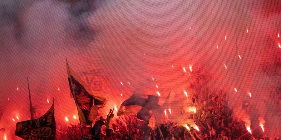 Dortmunder Fans brennen während des Champions-League-Hinspiels gegen den FC Kopenhagen Feuerwerkskörper ab.