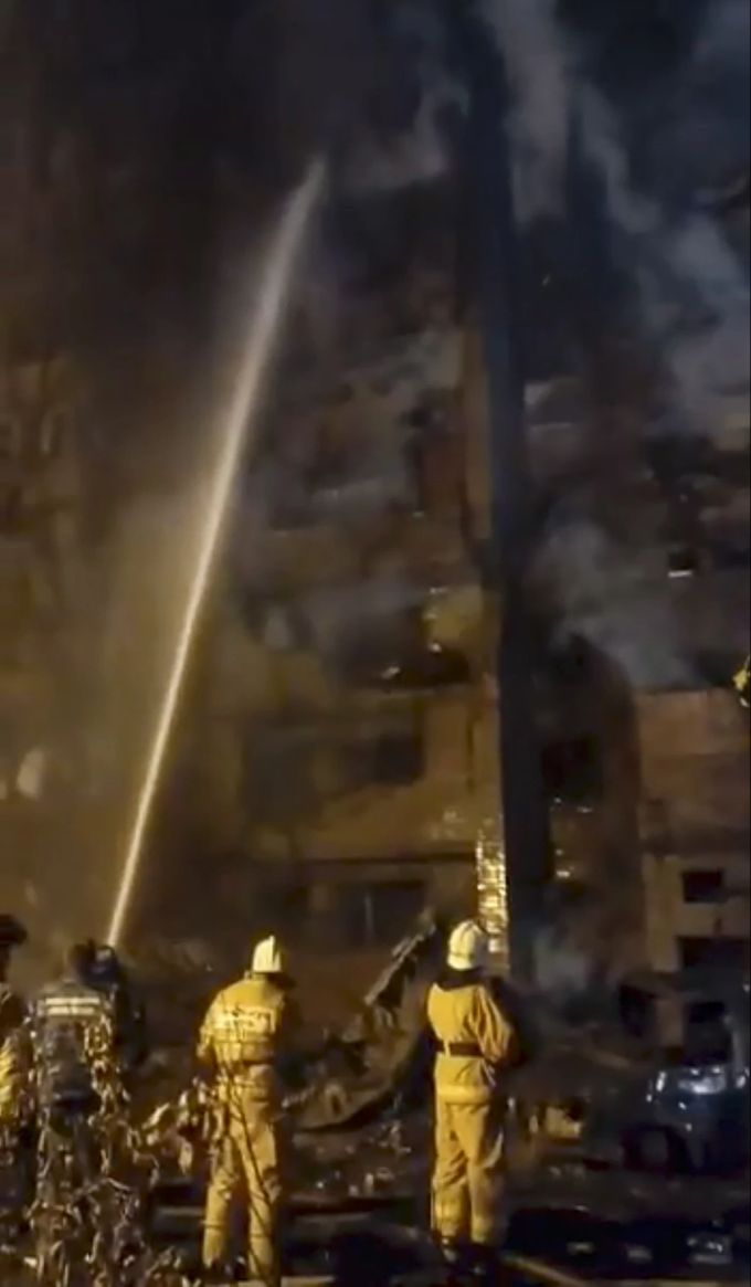 Russische Feuerwehrleute bekämpfen einen Brand in einem Wohnhaus in Jejsk nach dem Absturz eines russischen Su-34-Bombers. EPA/Krasnodar Kray Governer Viniamin Kondratyev tote kampfjet