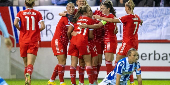Die Spielerinnen des FC Bayern München feiern den Sieg gegen Real Sociedad San Sebastian. Die Spielerinnen des FC Bayern München feiern den Sieg gegen Real Sociedad San Sebastian.
