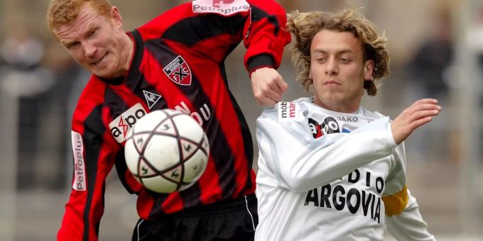 Andre Wiederkehr im Dress von Neuchatel Xamax im Duell mit Patrick di Napoli (FC Aarau) 2004. Andre Wiederkehr Neuchatel Xamax