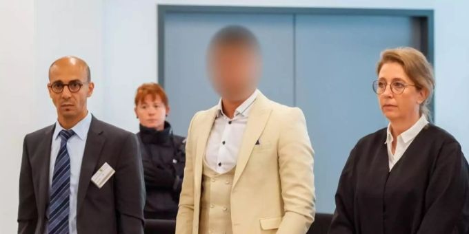 Der Verurteilte Alaa S. zwischen einem Dolmetscher und seiner Verteidigerin Ricarda Lang. Foto: Matthias Rietschel Chemnitz