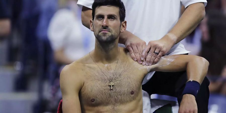 Leidend zum Sieg: Novak Djokovic muss sich an der linken Schulter behandeln lassen