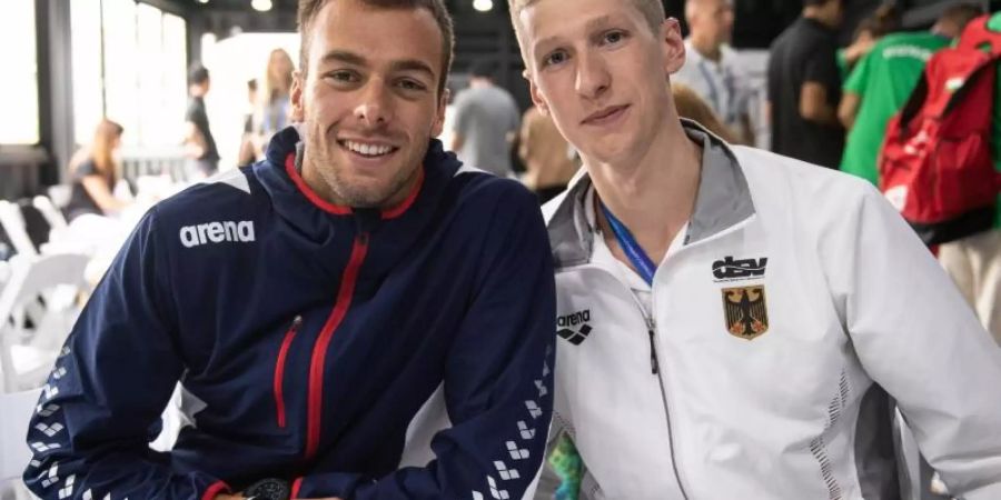 Florian Wellbrock (r) und sein Konkurrent Gregorio Paltrinieri aus Italien beim Plausch. Foto: Bernd Thissen