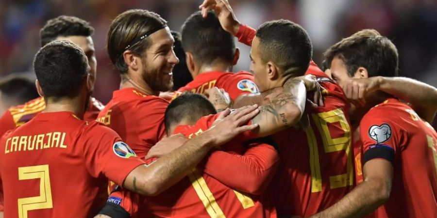 Spaniens Rodrigo (M) jubelt mit seinen Teamkollegen nach dem Tor zum 1:0. Foto: Alvaro Barrientos/AP