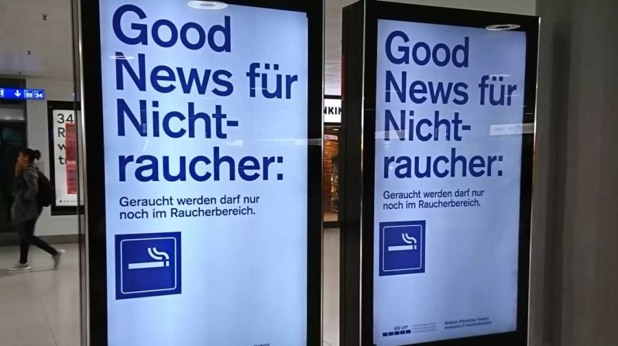 Reklame für das Rauchverbot der SBB am HB in Zürich.