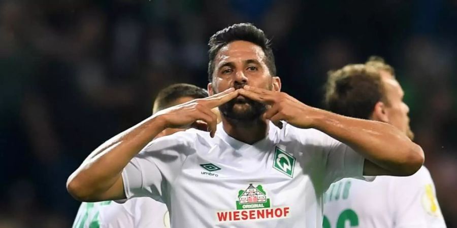 Werder-Oldie Claudio Pizarro feiert sein Tor gegen Atlas Delmenhorst. Foto: Carmen Jaspersen