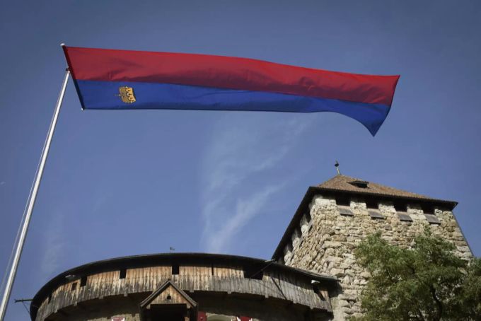 Die Landesflagge weht vor Schloss Vaduz in Liechtenstein. Hier haust einer der einflussreichsten und vermögendsten Royals der Welt. Liechtenstein