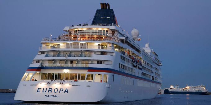Das Schiff "Europa" läuft im Hafen von Palma bei einer Kreuzfahrt ein. Kreuzfahrt "Europa"