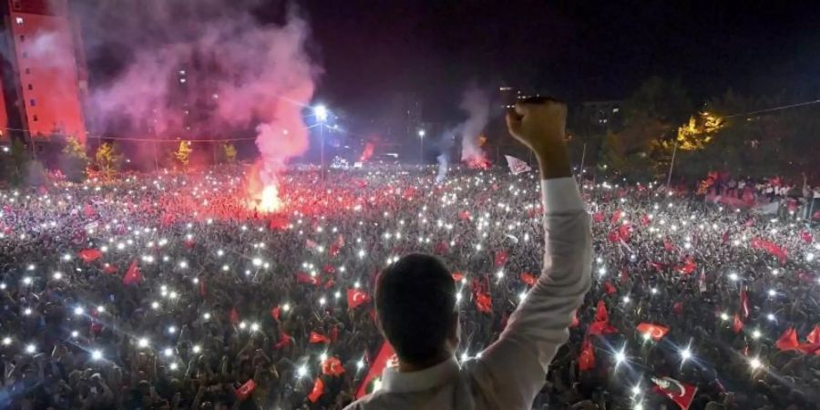 Wahlsieger Ekrem Imamoglu jubelt in der Wahlnacht mit seinen Anhängern. Foto: Onur Gunay/Imamoglu Media team