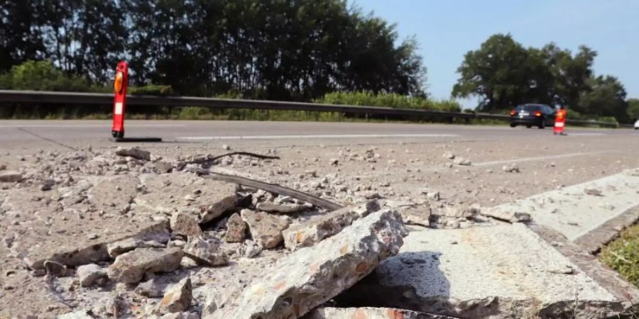Hitzeschäden - wie hier auf der Autobahn A7 - haben auch der A1 bei Lübeck schwer zugesetzt. Foto: Christian Butt