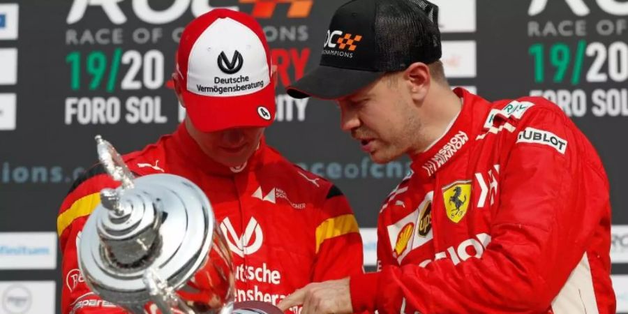 Sebastian Vettel (r) und Mick Schumacher bei der Trophäenverleihung nach dem Race of Champions Nations Cup. Foto: Rebecca Blackwell/AP