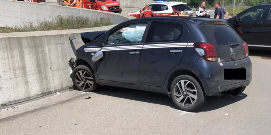 In einem Kreisel in Pratteln ist eine Autofahrerin am Freitag frontal in eine Mauer gekracht. Im Spital erlag sie ihren Verletzungen.