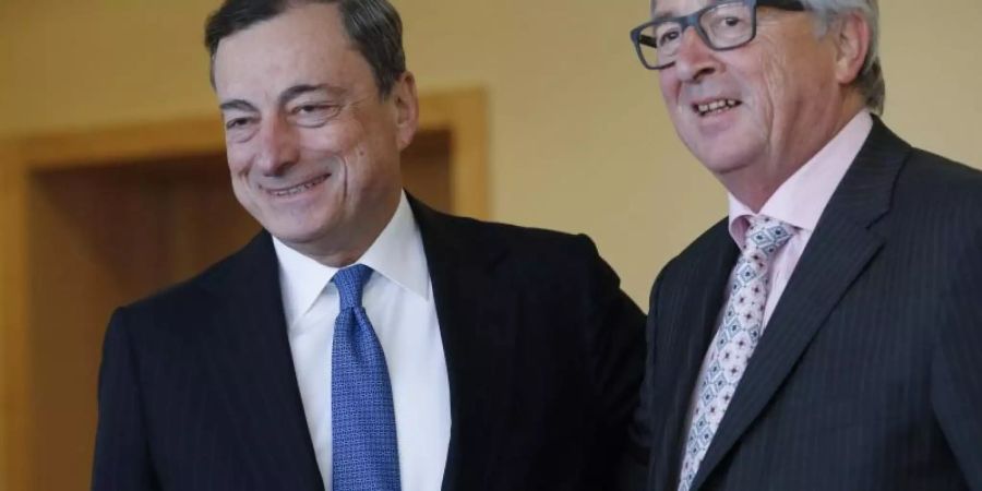 EU-Kommissionspräsident Jean-Claude Juncker hat die EZB und ihren Chef Mario Draghi (r.) vor Kritik an ihrem geldpolitischen Kurs in Schutz genommen. Foto: Olivier Hoslet