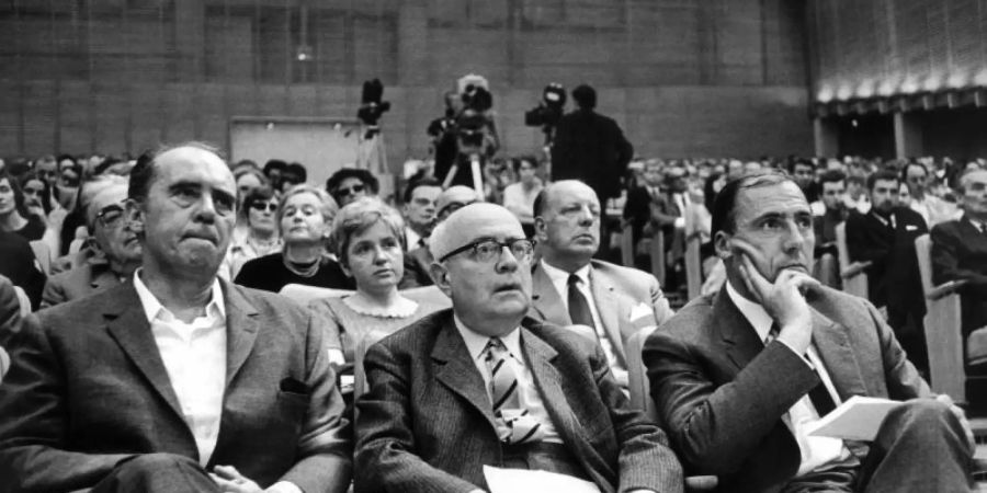 Der Schriftsteller Heinrich Böll (l-r), der Soziologie-Professor Theodor W. Adorno und Verleger Siegfried Unseld 1968 in Frankfurt. Foto: Manfred Rehm